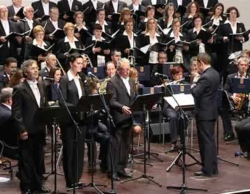 Imagen de El Orfeón Municipal y Los Salerosos interpretaron el concierto Amigos siempre Amigos  