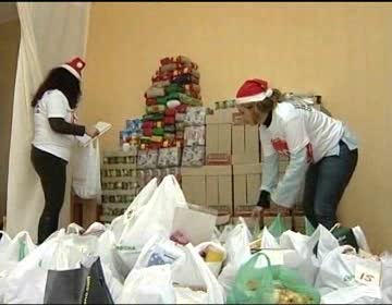 Imagen de Reunidos más de 2000 kilos de alimentos para el Banco de alimentos de Stop desahucios Torrevieja