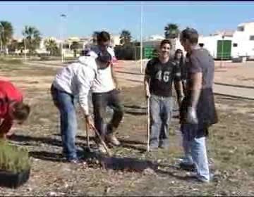 Imagen de 30 alumnos del Ciclo de Jardinería de los IES Nº 1 y 3 plantaron 300 pinos en la calle Gardenias