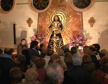 Imagen de Multitudinario besapié al Cristo de Medinacelli en la parroquia de San Roque y Santa Ana