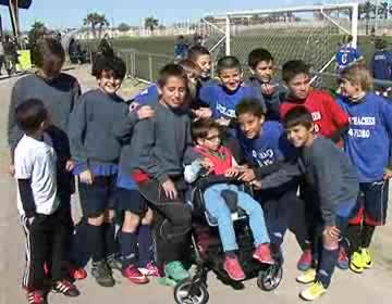 Imagen de El torneo de fútbol 7 Caminando junto a Pedro recaudó 2.000 euros para el andador del niño