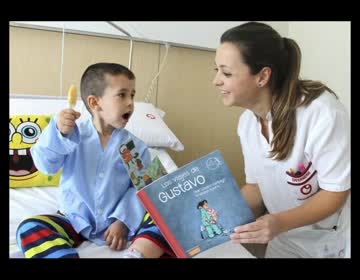 Imagen de Pediatría del Hospital de Torrevieja celebra el Día del Libro regalando un libro a los pequeños