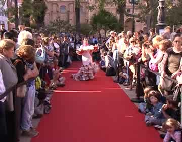Imagen de Torrevieja abierta el sábado realizó un desfile de trajes de flamenca en la plaza Constitución