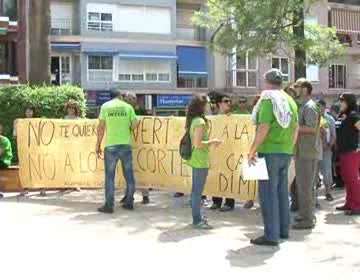 Imagen de En torno a un centenar de personas secundan la concentración contra la LOMCE en Torrevieja