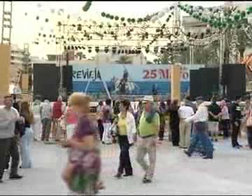 Imagen de El alcalde de Torrevieja inauguró la Feria de Mayo 2013 con el encendido de luces y farolillos