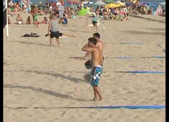 Imagen de Una veintena de parejas toman parte en el I Torneo de Pádel Playa Ciudad de Torrevieja