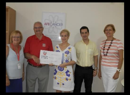 Imagen de La asociación británica Help Vega Baja entrega 2.500 euros a Afecáncer