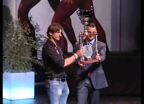 Imagen de El regatista Jesús Rogel recibió el trofeo de Mejor Deportista Absoluto de Torrevieja 2013