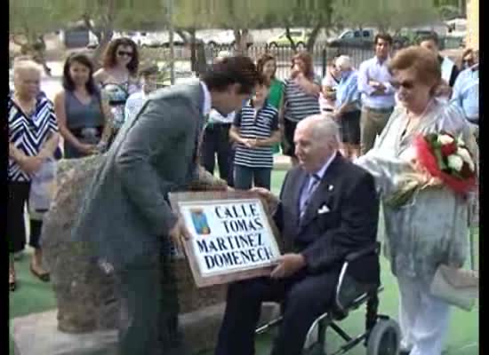 Imagen de Tomás Martínez Domenech junto al alcalde inauguró su calle y plaza en el día de su 81 cumpleaños