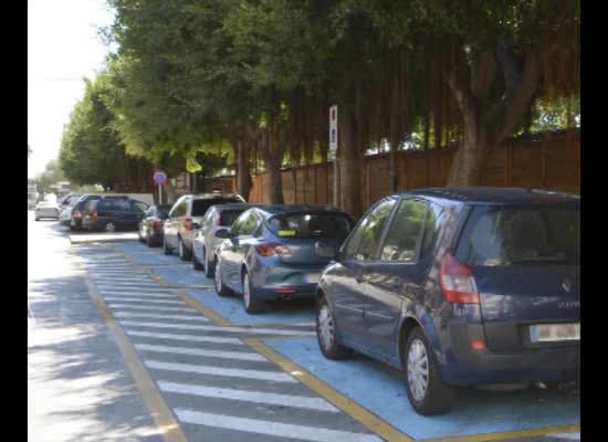 Imagen de El ayuntamiento amplia las plazas de aparcamientos para minusválidos en Avda. Libertad