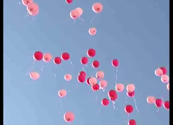 Imagen de La plaza de la Constitución se tiñe de rosa por el día Mundial del Cáncer de mama