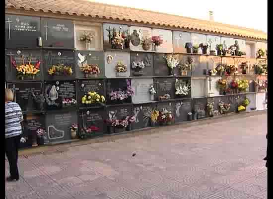 Imagen de Miles de personas visitaron a sus difuntos en el cementerio municipal el Día de Todos los Santos