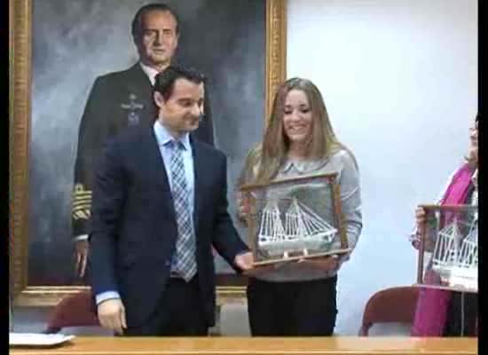 Imagen de El alcalde de Torrevieja entrega los emblemas de la Reina de la Sal a la nueva corte