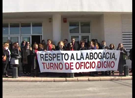 Imagen de Un centenar de Abogados del Turno de Oficio se manifestaron a las puertas del Palacio de Justicia