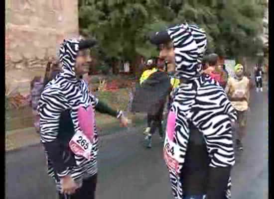Imagen de Alrededor de 400 deportistas vestidos con disfraces participaron en la Torrevieja Xtrem Running