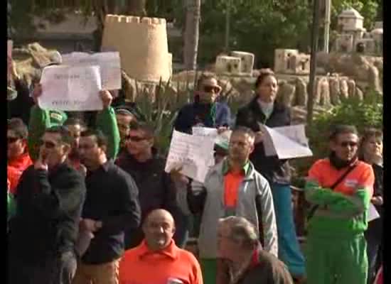 Imagen de En torno a 200 trabajadores se concentran para protestar por la nueva contrata de basuras