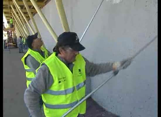 Imagen de Alumnos-trabajadores del Taller de empleo eliminan los grafittis y adecentan el Dique de Levante