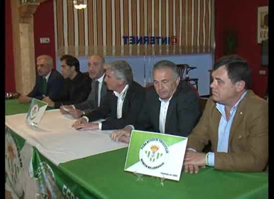 Imagen de El presidente del Real Betis Balompié y Rafael Gordillo visitaron la Peña Bética Torrevejense