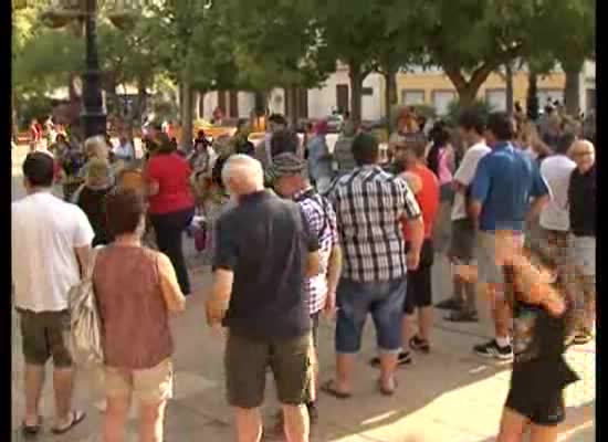 Imagen de 40 personas se concentran en Torrevieja para pedir un referéndum sobre la Jefatura del Estado