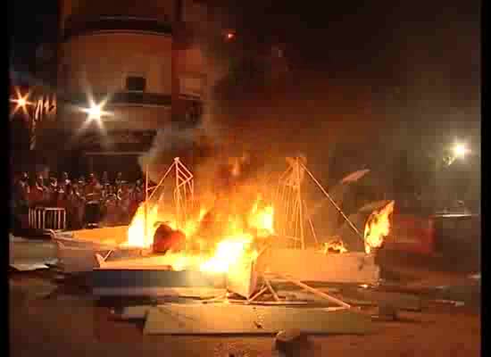 Imagen de La cremá de los monumentos fogueriles pone fin a las fiestas de hogueras en Torrevieja