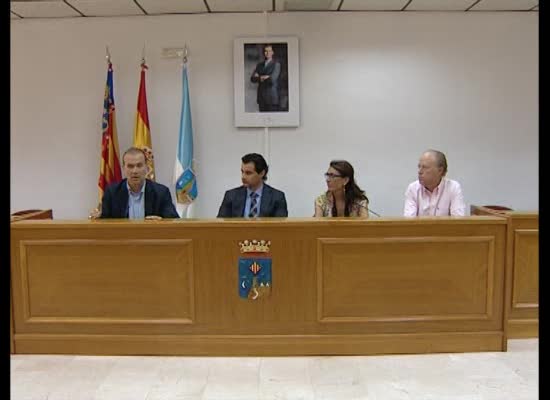 Imagen de El senador explica en Torrevieja las medidas para agilizar la venta de viviendas a extracomunitarios