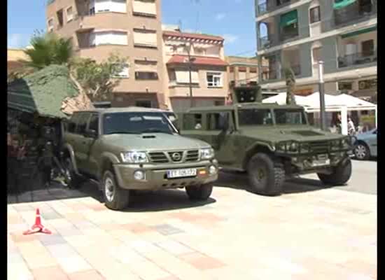 Imagen de El conseller de gobernación inaugura la exposición de vehículos militares en La Mata