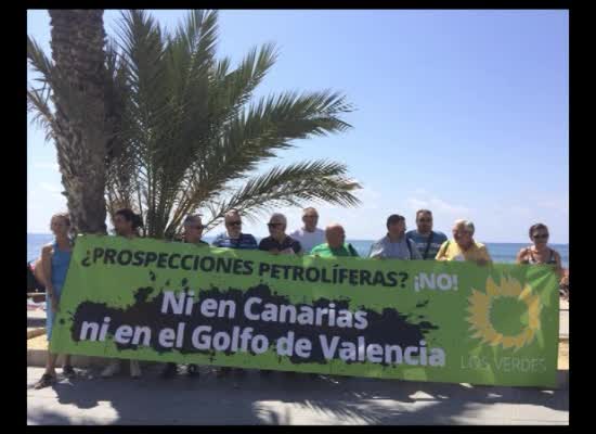Imagen de Los Verdes exigen en la Playa del Cura la paralización de los sondeos petrolíferos en el Mediterráneo