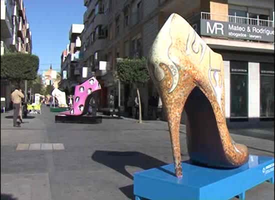 Imagen de Las calles peatonales de Torrevieja acogen una exposición de zapatos gigantes