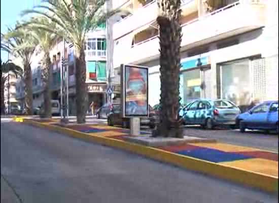 Imagen de La Avenida Habaneras transformada con cesped artificial y trencadis