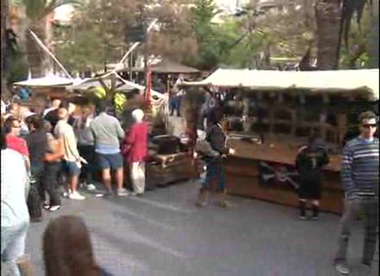 Imagen de El Mercado Marinero ha llenado las calles de Torrevieja con 120 puestos de artesanía