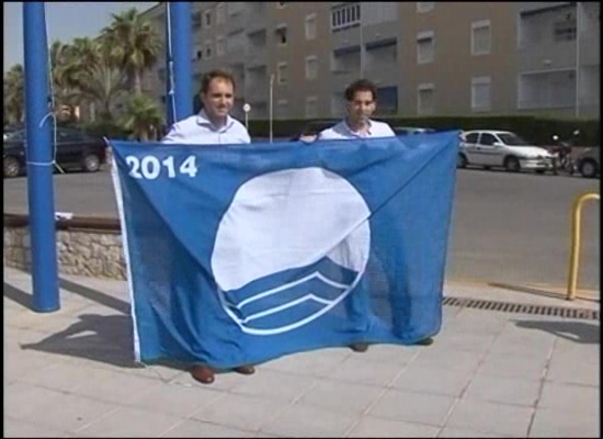 Imagen de Las playas de Torrevieja renuevan sus cinco banderas azules
