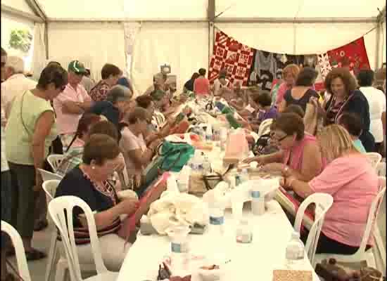 Imagen de Centenares de vecinas de La Mata se reúnen en un encuentro de artesanía