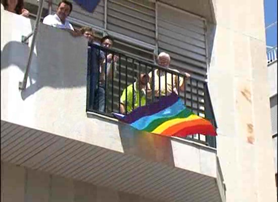 Imagen de La bandera arcoiris ondeará en el balcón del ayuntamiento de Torrevieja hasta el lunes