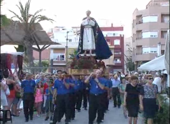 Imagen de San Pedro recorre las calles de La Mata en el día de su festividad