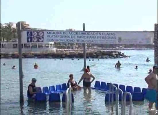 Imagen de Playas instala una base de hormigón en El Cura para facilitar acceso al mar de sillas de ruedas