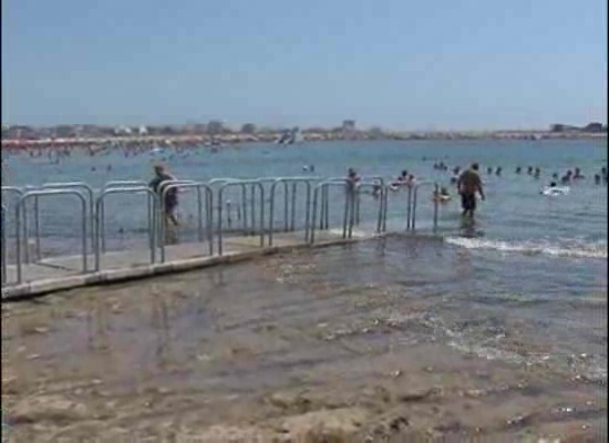 Imagen de Concejalía de playas instala una pasarela adaptable para zona rocosa en la Playa de los Náufragos