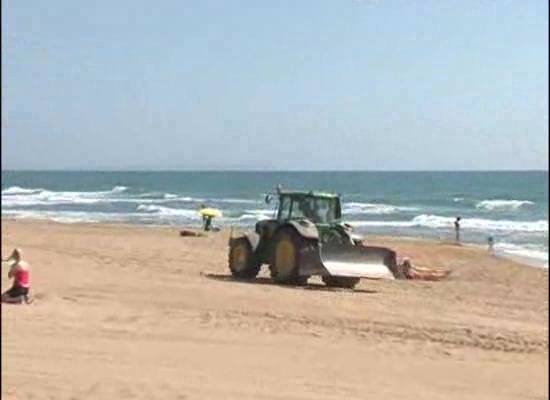 Imagen de Playas atiende las demandas de los trabajadores del servicio nocturno de limpieza de playas
