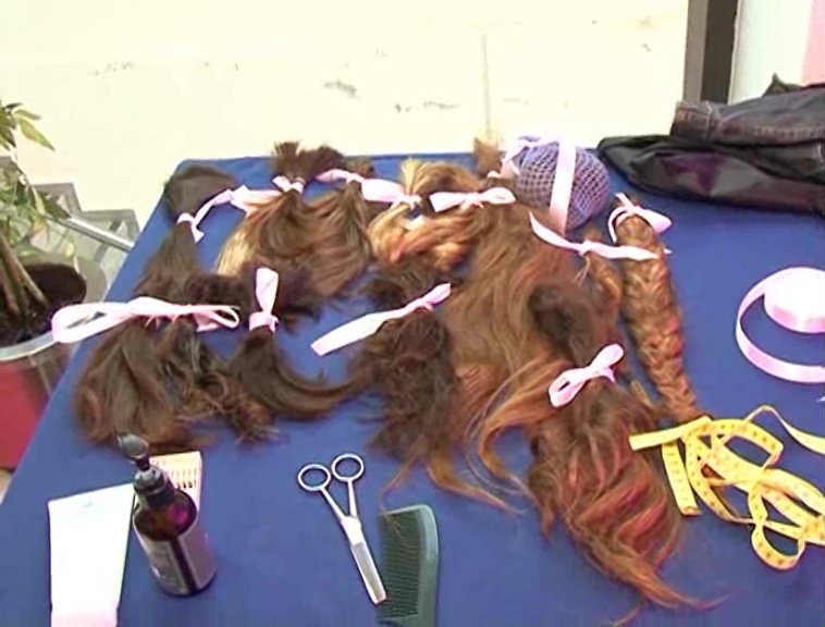 Imagen de Decenas de mujeres donan su cabello para hacer pelucas para enfermas de cáncer de mama