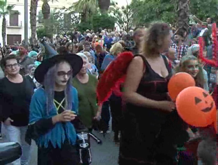 Imagen de Varios miles de niños animaron las calles de la ciudad participando en el gran desfile Zombie