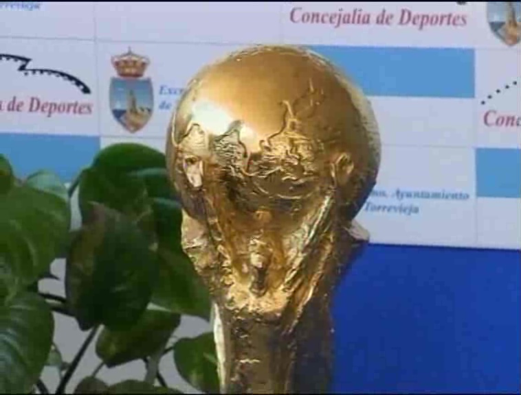 Imagen de Torrevieja exhibirá las copas de la selección española de Fútbol 