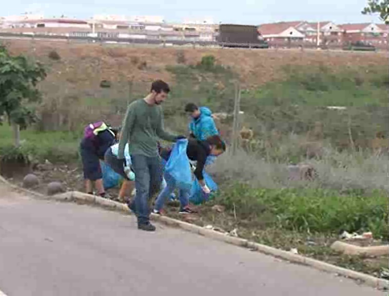 Imagen de Medio centenar de ciudadanos participaron en la limpieza de un tramo de la Vía Verde