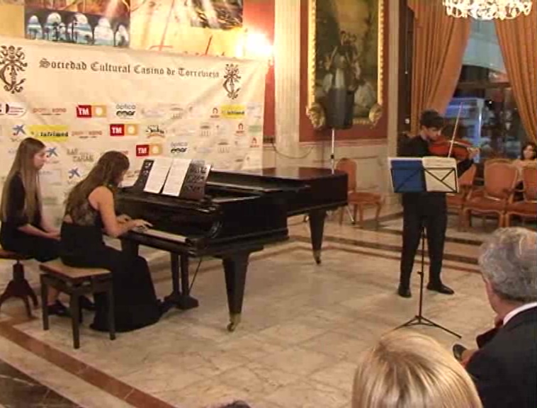 Imagen de Cristina Cámara y Daniel Cánovas interpretaron un gran concierto de violín-piano en el Casino.