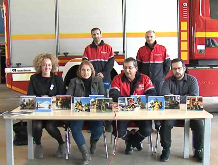 Imagen de Los bomberos de Torrevieja posan en un calendario en favor de la perrera municipal