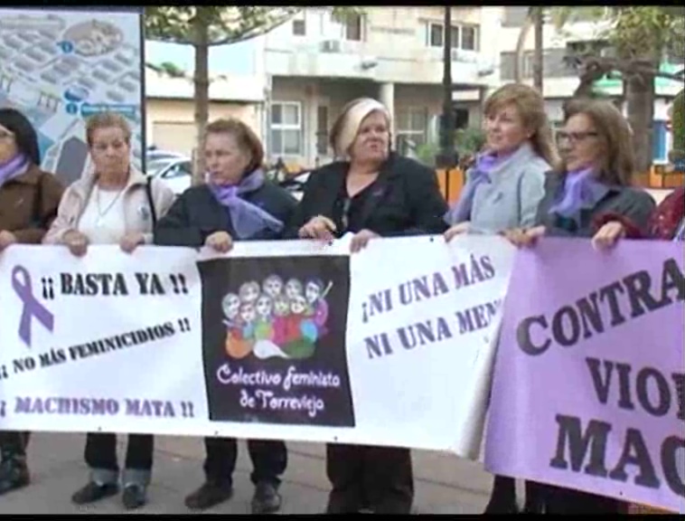 Imagen de El Colectivo Feminista de Torrevieja realizó la concentración habitual del primer lunes de mes