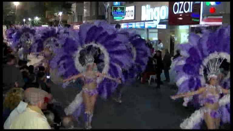 Imagen de Gran participación de comparsas en el Desfile Nocturno de Carnaval aunque sin fin de fiesta.