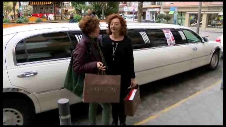 Imagen de Las premiadas en el sorteo de Apymeco realizaron sus compras en una limusina