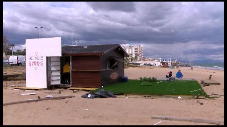 Imagen de Comienzan a instalarse los nuevos kioskos de playa para Semana Santa y verano