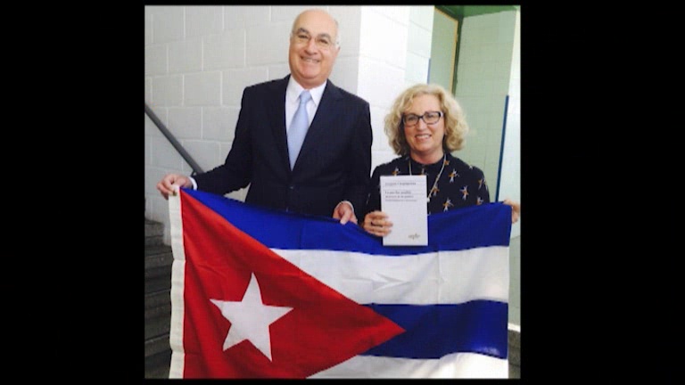 Imagen de Soler hace llegar al CP Cuba una bandera cubana enviada por el embajador de ese país