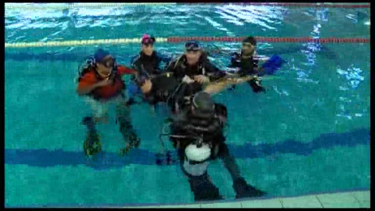 Imagen de La piscina municipal acogió un curso de Iniciación al buceo para discapacitados