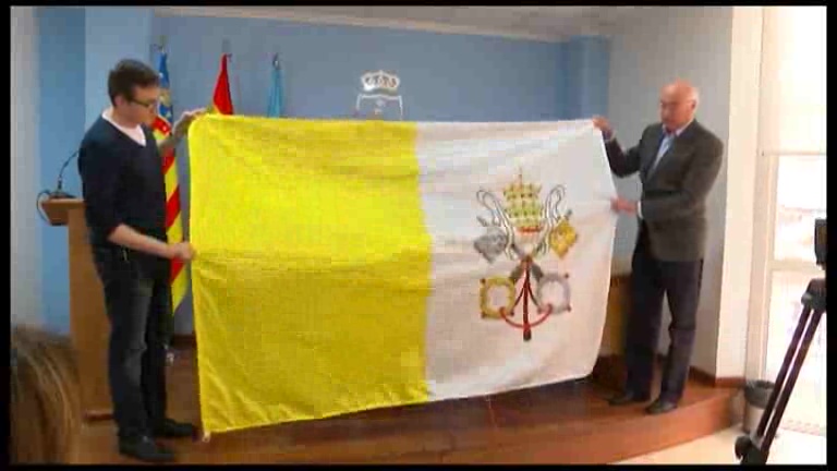 Imagen de Protocolo entrega la bandera del Vaticano para que ondee en la Coronación de la Purísima